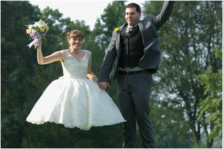 32 Hilarious And Awkward Wedding Photo Disasters That No Bride Can Ever